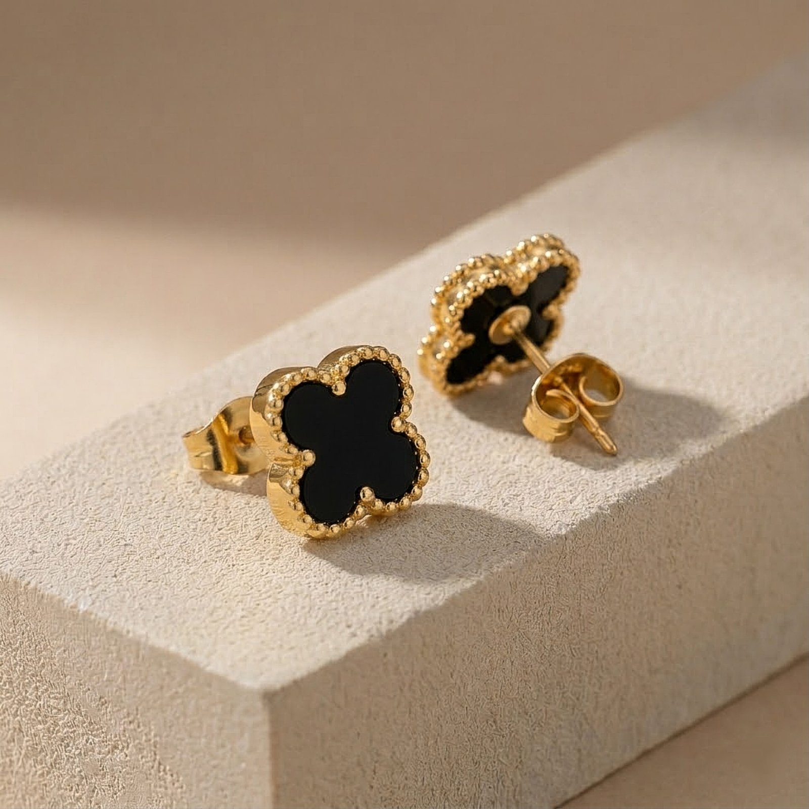 Black Clover Pendant Set