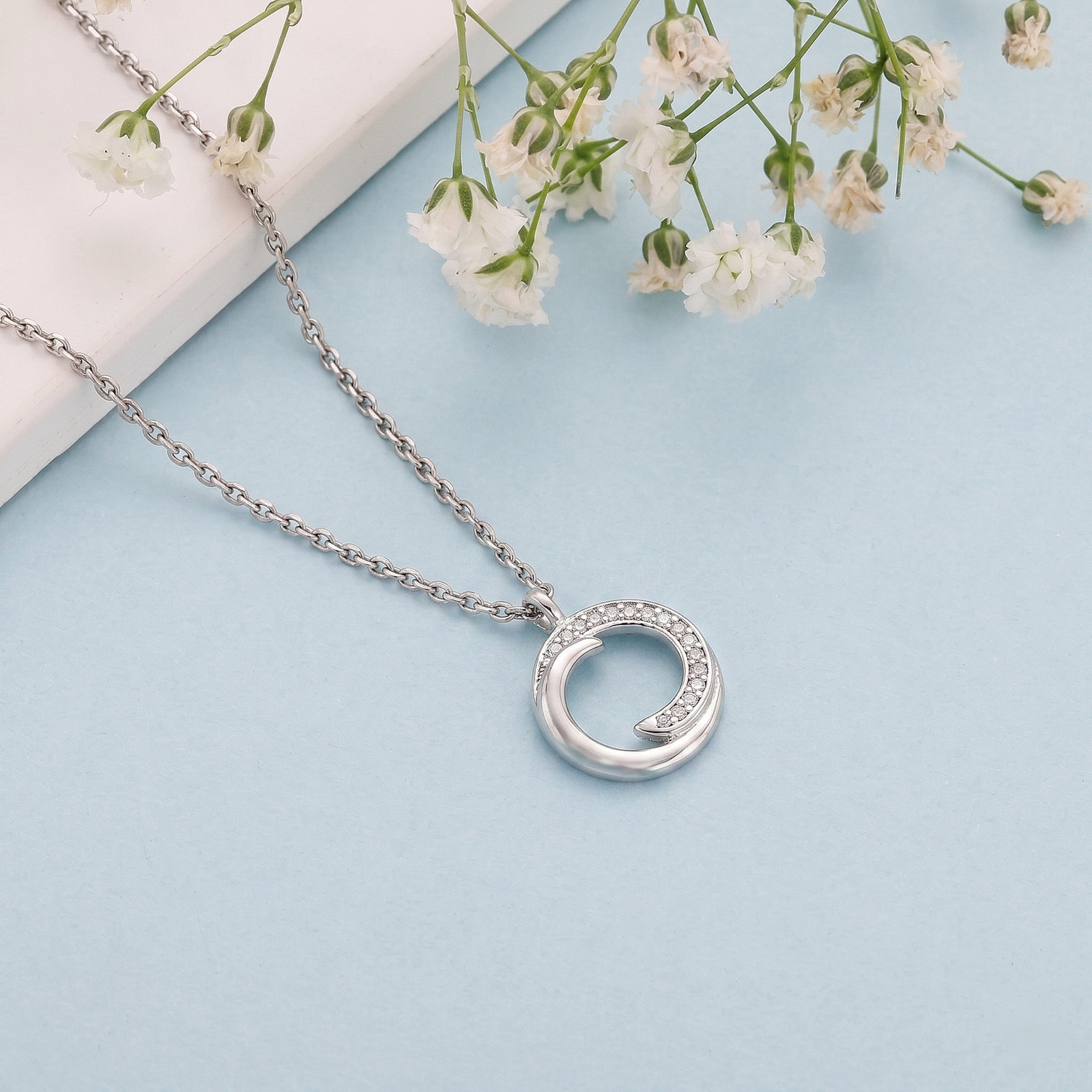 Elegant Crystal Swirl Chain